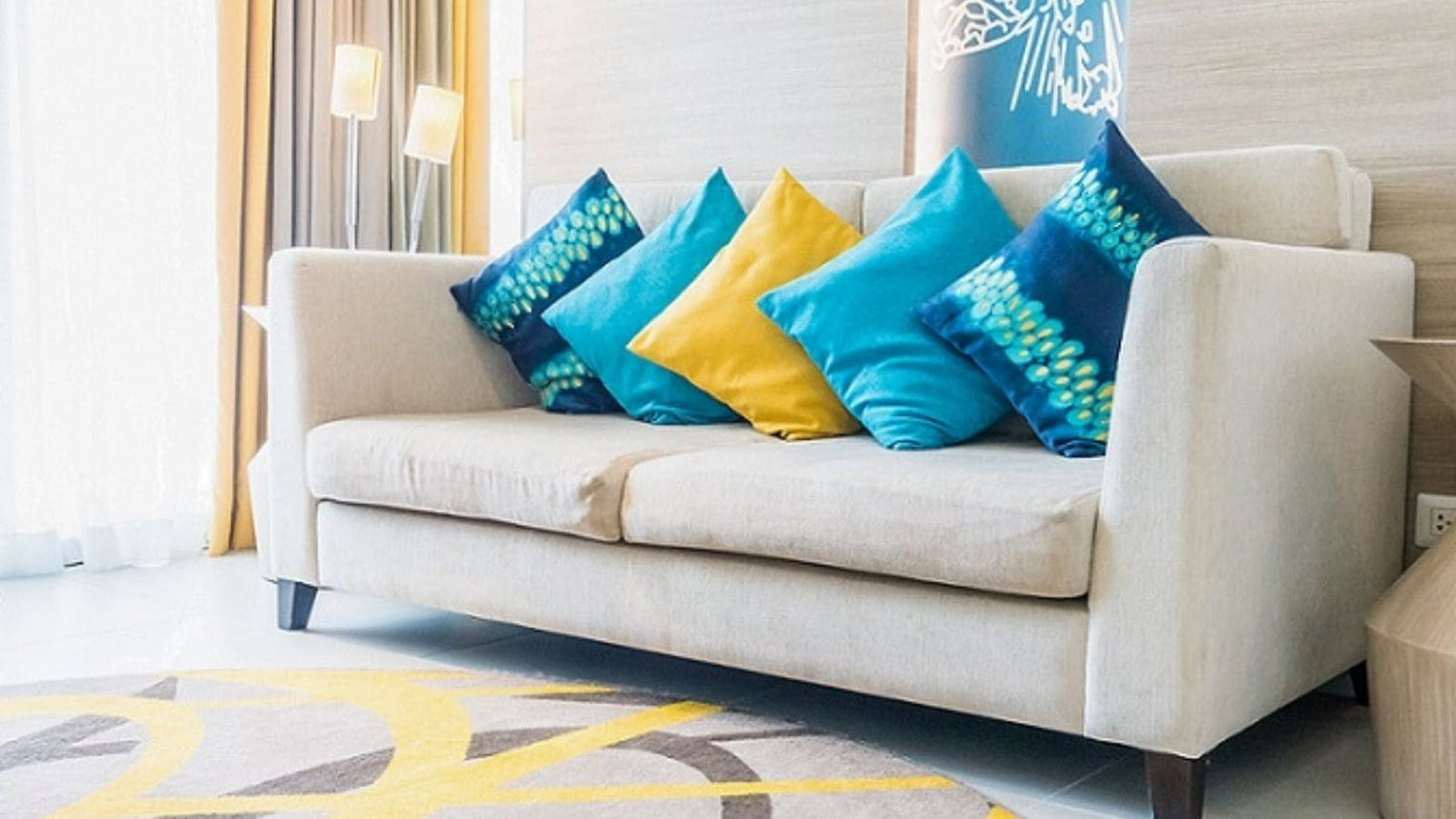 maneras-increíbles-acomodar-sofas-sala-colineal